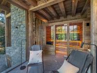 Część wypoczynkowa w obiekcie Chalet de prestige avec jacuzzi, sauna et cinéma - FR-1-570-42