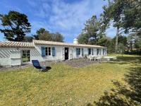 Vonkajšia záhrada v ubytovaní Maison familiale proche plage avec jardin, terrasse et 6 couchages à L'Épine - FR-1-224B-184