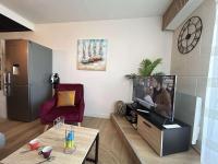 Telewizja i/lub zestaw kina domowego w obiekcie Appartement Saint-Gilles-Croix-de-Vie, 2 pi&egrave;ces, 4 personnes - FR-1-224-799