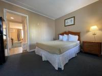 Ein Bett oder Betten in einem Zimmer der Unterkunft Polynesian Oceanfront Hotel