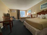 Ein Bett oder Betten in einem Zimmer der Unterkunft Polynesian Oceanfront Hotel