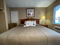 Ein Bett oder Betten in einem Zimmer der Unterkunft Polynesian Oceanfront Hotel