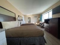 Ein Bett oder Betten in einem Zimmer der Unterkunft Polynesian Oceanfront Hotel