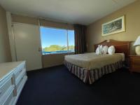 Ein Bett oder Betten in einem Zimmer der Unterkunft Polynesian Oceanfront Hotel