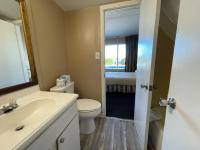 Ein Badezimmer in der Unterkunft Polynesian Oceanfront Hotel