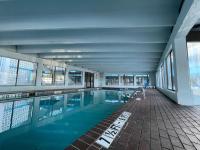ein Swimmingpool mit blauem Wasser in einem Gebäude in der Unterkunft Polynesian Oceanfront Hotel in Myrtle Beach
