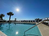 ein großer Pool mit Menschen im Wasser in der Unterkunft Polynesian Oceanfront Hotel in Myrtle Beach