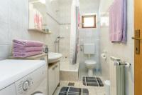 Koupelna v ubytování Apartment Okrug Gornji 9693a