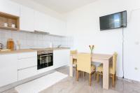 Kuchyň nebo kuchyňský kout v ubytování Apartment Okrug Gornji 9693a