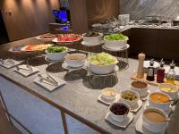 um buffet com tigelas de comida numa mesa em Ayathorn Bangkok em Banguecoque