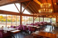 una sala da pranzo con tavoli e sedie e un lampadario di AKCAKOCA EFTELYA OTEl ad Akçakoca