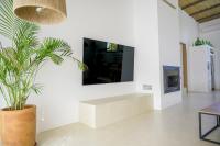 Televízia a/alebo spoločenská miestnosť v ubytovaní Moott Homes Suites Villa Costacabana