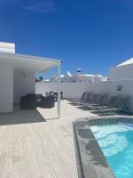 Basen w obiekcie Villa Luisa Puerto del Carmen lub w pobliżu
