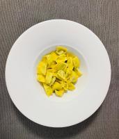 un plato blanco con pasta en una mesa en Hotel Il Grappolo D'Oro, en Monforte dʼAlba