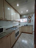 LG DownTown Sabadell Apartmentにあるキッチンまたは簡易キッチン