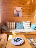 Część wypoczynkowa w obiekcie Chalet cosy au cœur du Dévoluy avec vue magnifique