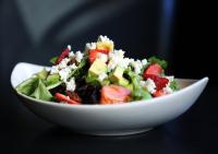 un'insalata in una ciotola bianca su un tavolo di Travelodge by Wyndham Lindsay a Lindsay