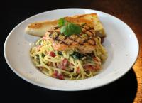 un piatto di cibo con pasta e un pezzo di pane di Travelodge by Wyndham Lindsay a Lindsay