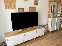 Televízia a/alebo spoločenská miestnosť v ubytovaní Sanlúcar Bajo de Guía PG Apartamentos