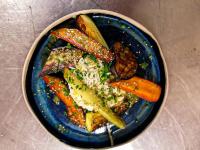 een blauwe plaat met groenten op tafel bij Auberge l'Estoilies in Saint-Véran