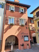 un edificio con un arco delante de él en Piccolo Hotel, en Garda