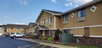 un edificio con un coche aparcado delante en Super 8 by Wyndham Sterling Heights&#47;Detroit Area, en Sterling Heights