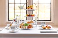 ウェアにあるハンブリーマナー マリオット ホテル＆カントリークラブの食べ物の皿が置かれた白いテーブル