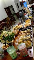 un buffet de sándwiches y otros alimentos en una mesa en Hotel Garrafão - Rua Principal de Boituva, en Boituva