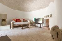 Televízia a/alebo spoločenská miestnosť v ubytovaní Trulli Il Cappero by Perle di Puglia