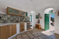 Kuchyňa alebo kuchynka v ubytovaní Trulli Il Cappero by Perle di Puglia