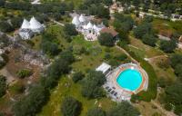 Bazén v ubytovaní Trulli Il Cappero by Perle di Puglia alebo v jeho blízkosti