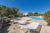 Bazén v ubytovaní Trulli Il Cappero by Perle di Puglia alebo v jeho blízkosti
