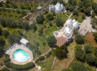 Bazén v ubytovaní Trulli Il Cappero by Perle di Puglia alebo v jeho blízkosti