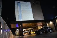 Un coche aparcado delante de un edificio por la noche en Hotel Millennium Inn, Prayagraj, en Allahābād