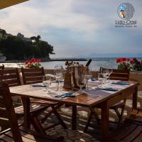 un tavolo in legno con bicchieri da vino sulla spiaggia di B&B Oasi Rooms ad Agropoli