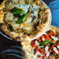 due pizze una sopra l'altra su un tavolo di B&B Oasi Rooms ad Agropoli