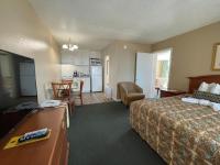 Ein Bett oder Betten in einem Zimmer der Unterkunft Oceanfront Viking Motel
