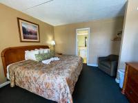 Ein Bett oder Betten in einem Zimmer der Unterkunft Oceanfront Viking Motel