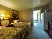 ein Hotelzimmer mit 2 Betten und einem Kühlschrank in der Unterkunft Oceanfront Viking Motel in Myrtle Beach