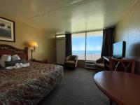 ein Hotelzimmer mit Bett und Blick aufs Meer in der Unterkunft Oceanfront Viking Motel in Myrtle Beach