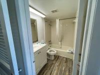 Ein Badezimmer in der Unterkunft Oceanfront Viking Motel