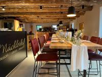 Stötten am AuerbergにあるMächlerhofの長いテーブルと椅子のある長いダイニングルーム