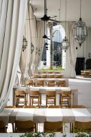 uma fileira de mesas e cadeiras em uma sala com cortinas em Serry Beach Resort em Hurghada