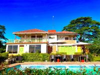 una casa con piscina delante en Casa Campestre Denis, en Guamal
