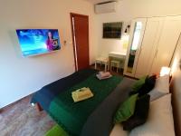 Telewizja i/lub zestaw kina domowego w obiekcie The Forest House Krk 1