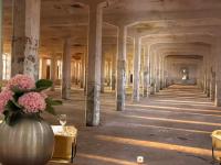 Un edificio vacío con un jarrón con flores dentro. en Das Hotel Ostseeblick, en Lütjenburg