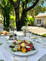een tafel met een bord eten op een tafel bij Villa Hautvallon - Peaceful Escape in Provence in Gordes