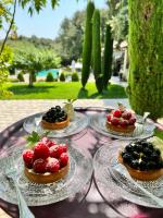 drie desserts op glazen borden op een tafel bij Villa Hautvallon - Peaceful Escape in Provence in Gordes