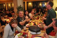 Un grupo de personas sentadas alrededor de una mesa comiendo en Hôtel Valentin pied des pistes, en Les Deux Alpes