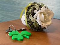 un ramo de flores y un manojo de llaves en Hotel Trifoglio, en Lido di Jesolo